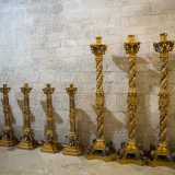 Sul lato sinistro staziona una serie di candelabri dorati...